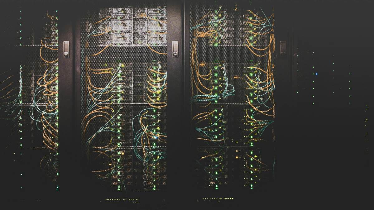 Netzwerkschrank mit verkabelten Patchfeldern